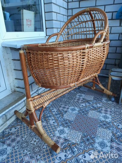 Плетёная кроватка-люлька на колёсиках