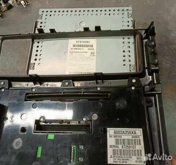 Штатная магнитола на Mitsubishi Pajero 4