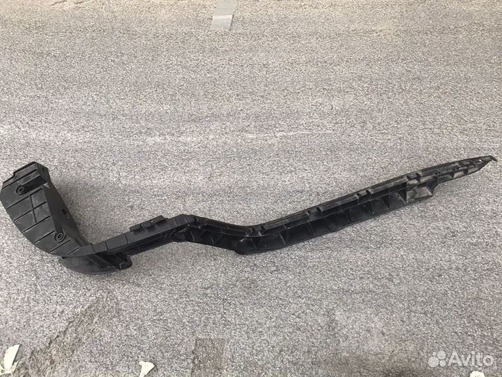 Направляющая заднего бампера Passat B7 седан