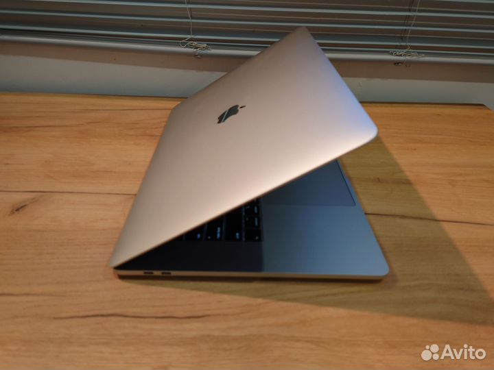 Ноутбук Apple MacBook pro 15 2018 245 циклов