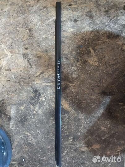 Молдинг стекла левый пердний Киа Соренто 1