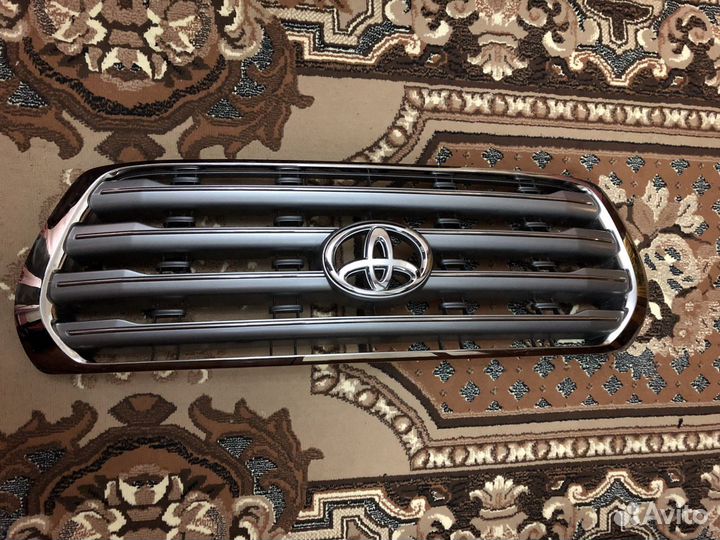 Решетка радиатора Toyota Land Cruiser 200