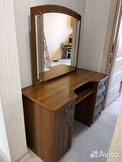 Туалетный столик с зеркалом и подсветкой