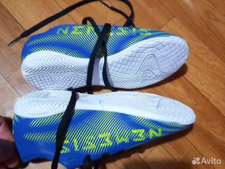 Футзалки новые Adidas Nemeziz