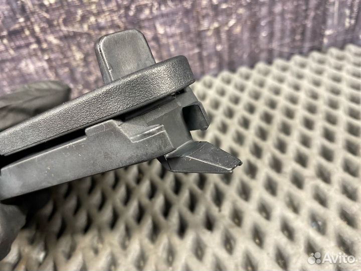 Крепление знака аварийной остановки Audi A4 B7 BFB