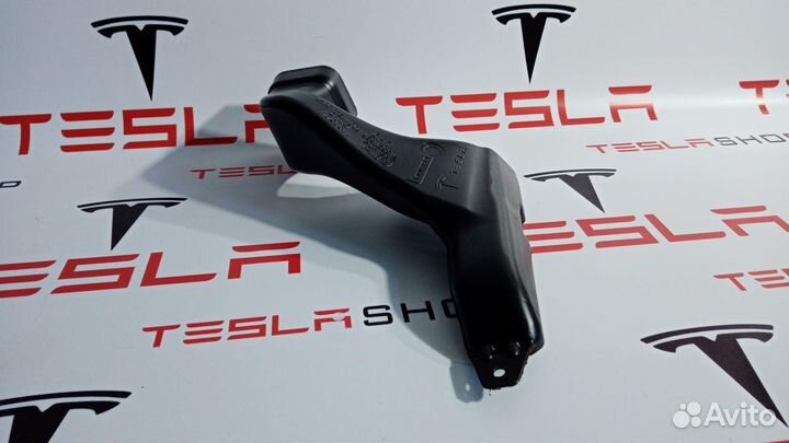 Воздуховод обдува ног пассажира Tesla Model 3 2019