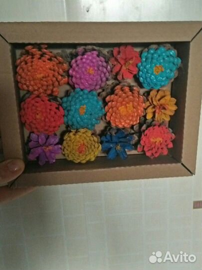 Панно из шишек