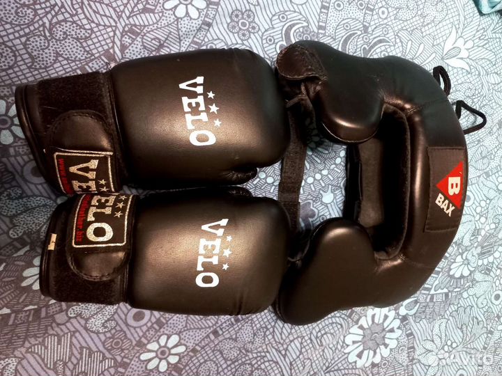 Боксерские перчатки и шлем