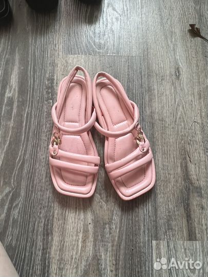 Босоножки розовые 39 tucino