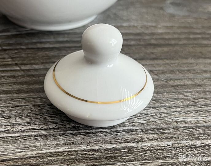 Заварочный чайник с чашкой, кофейные чашки