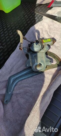 Стеклоподъемник задний правый Киа Рио 1