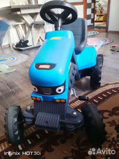 Игрушка синий трактор