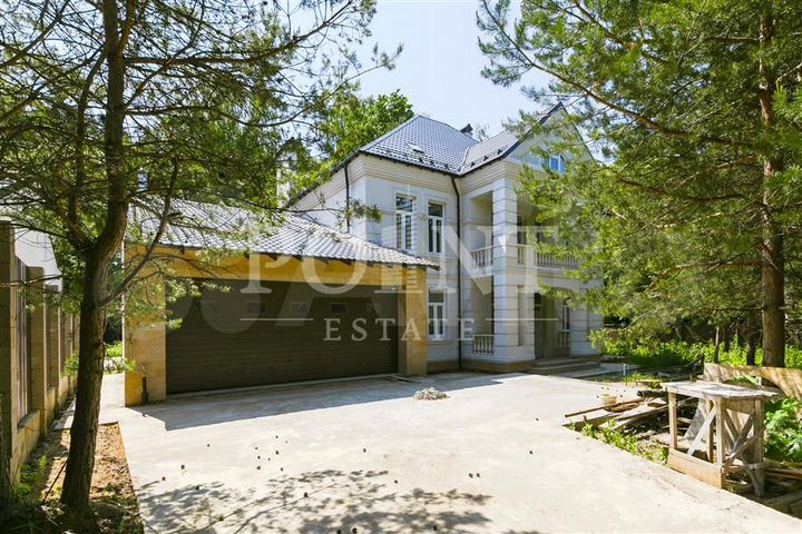 Дом 800 м² на участке 15 сот.