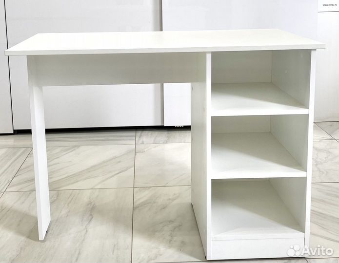 Компьютерный стол белый