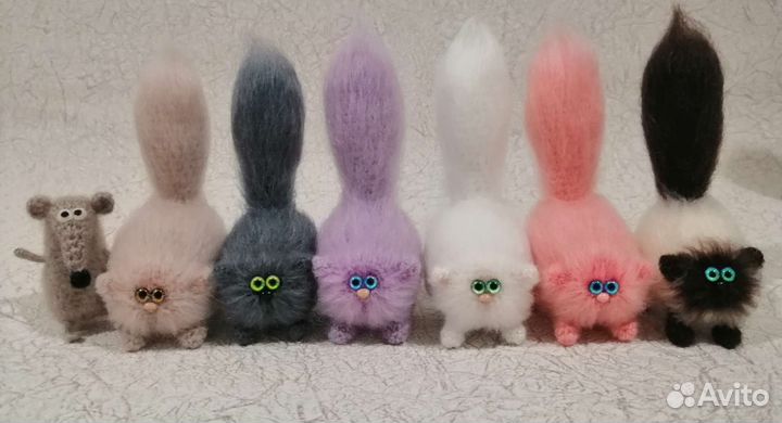 Вязаные маленькие коты. Ручная работа