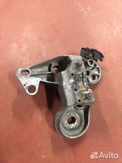 Кронштеин крепления двигателя Audi A 4