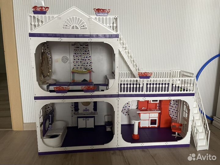 Большой кукольный домик с мебелью