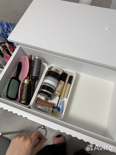 Туалетный столик на ножках