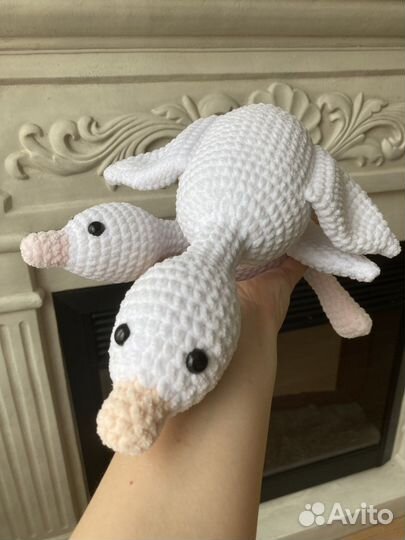 Вязаная крючком игрушка Гусь-обнимусь