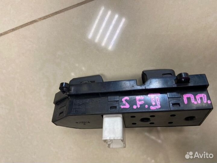 Кнопка стеклоподъемника передняя правая Hyundai