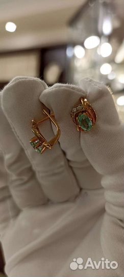 Золотые серьги с бриллиантами и изумрудами