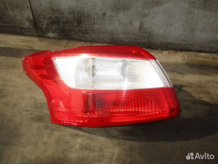 Фонарь задний наружный левый Ford Focus 3