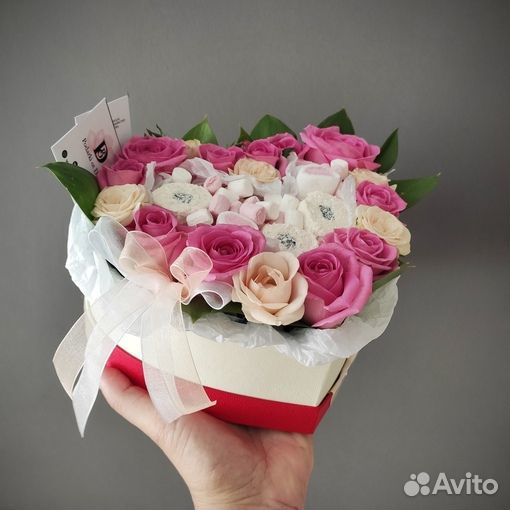 Подарок, букет из роз и зефира в коробке серце