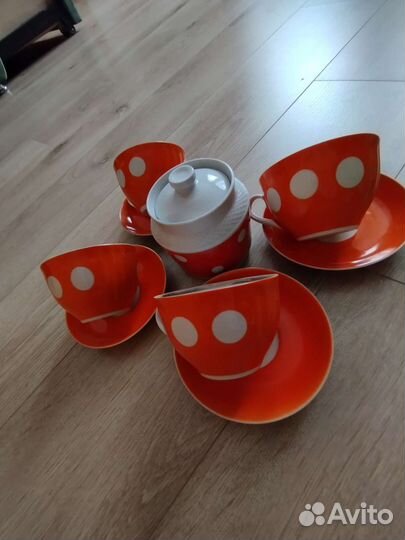 Набор чашек с блюдцами