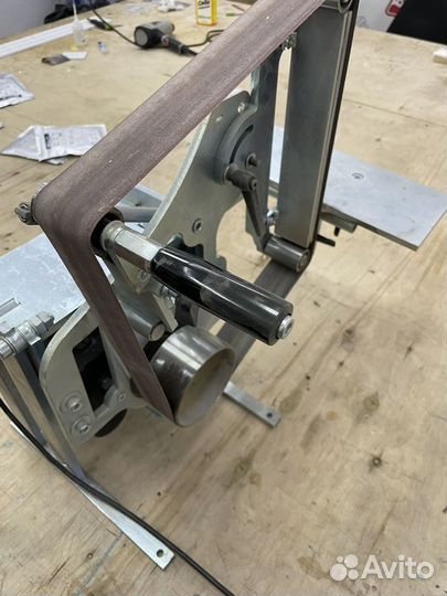 Ленточный гриндер с поворотной рамой