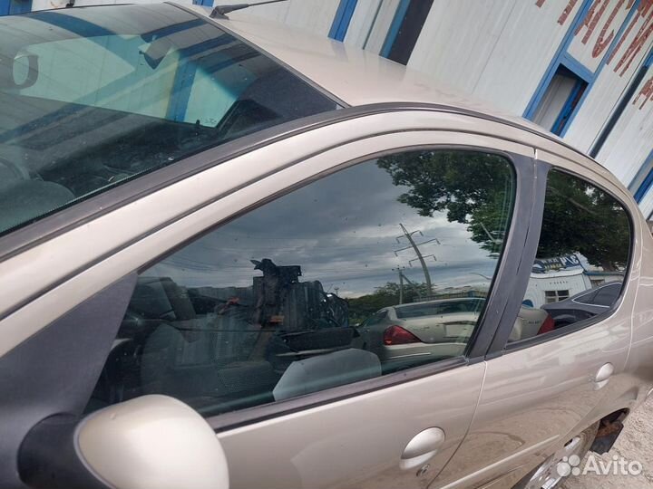 Стекло двери Peugeot 206