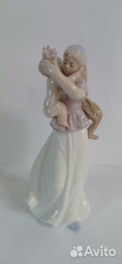 Фарфоровая статуэтка