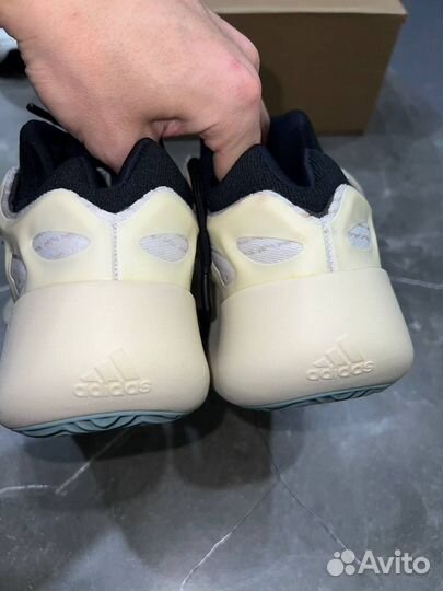 Кроссовки мужские adidas Yeezy boost 700