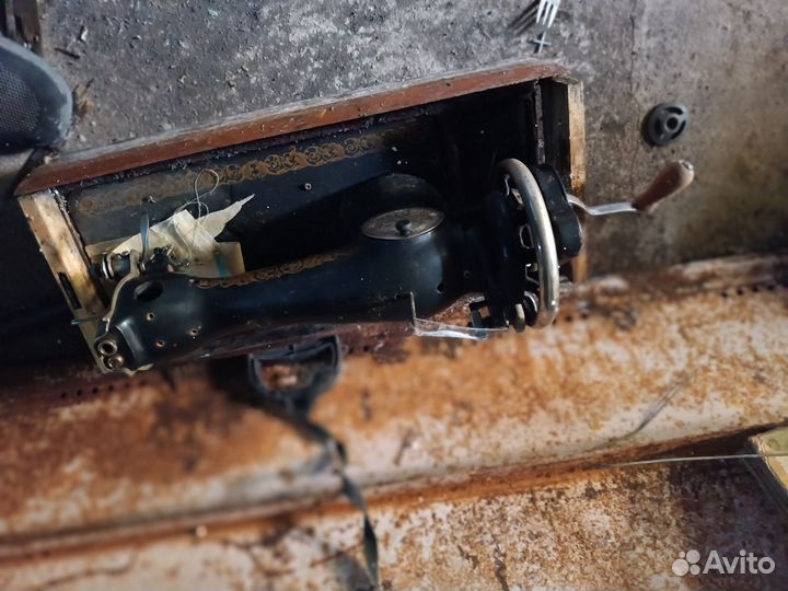 Машинка швейная в погребе стоит
