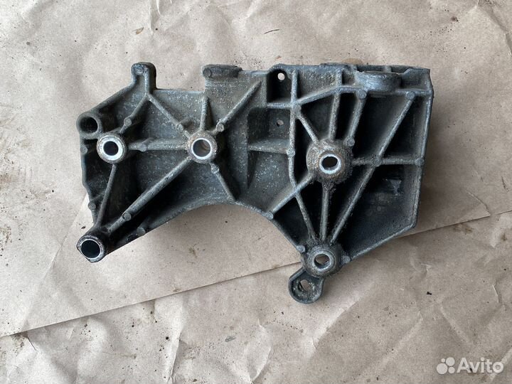 Кронштейн генератора и гура Логан 1