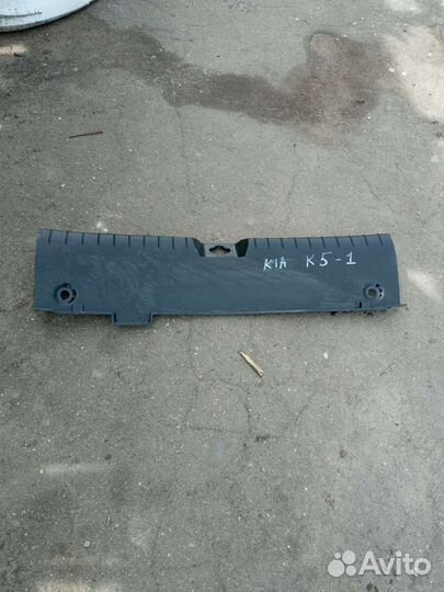 Kia K5.1.Замковая панель багажника