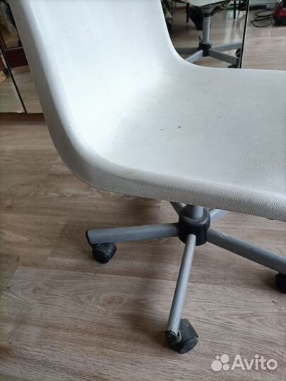 Стул офисный на колесах
