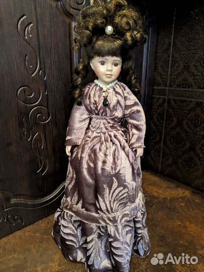 Кукла фарфоровая
