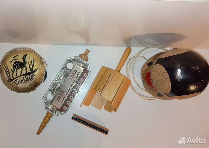 Музыкальные инструменты и настольная лампа