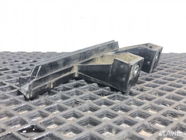 Направляющая стекла двери левая Iveco Stralis