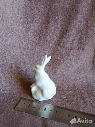 Фарфоровая статуэтка заяц с морковкой