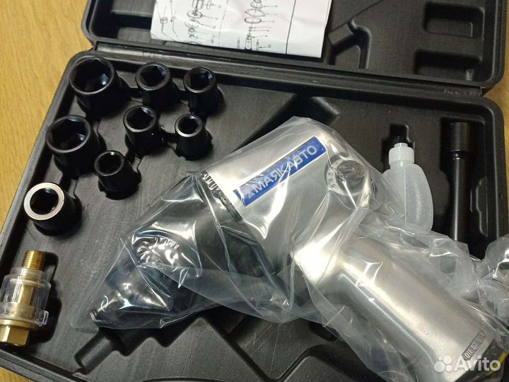 Пневмогайковерт Маяк 680Нм с набором головок