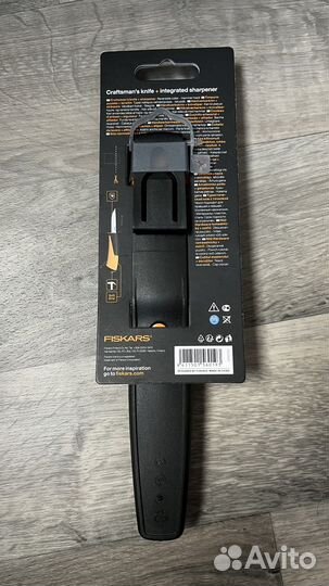 Монтажный нож со встроенной точилкой fiskars
