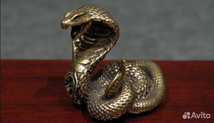 Кобра бронза змея - символ нового года