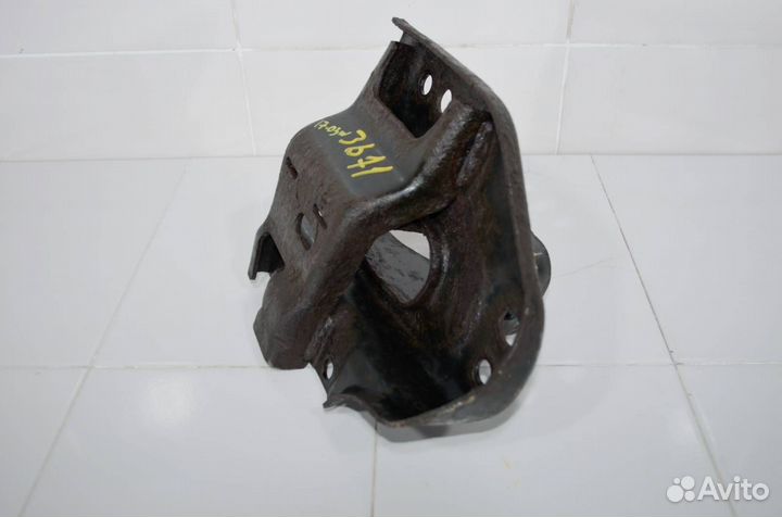 Кронштейн продольного рычага задний левый Mazda