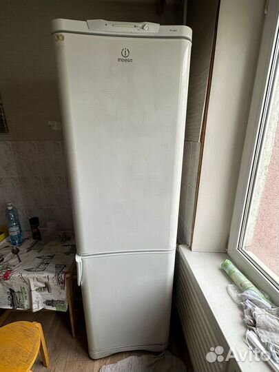 Продается холодильник Indesit