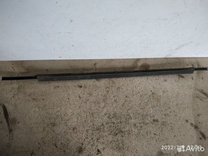 Молдинг стекла задний левый Лада Гранта седан