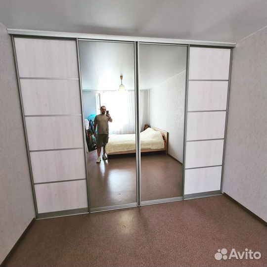 Шкаф-купе с зеркалом