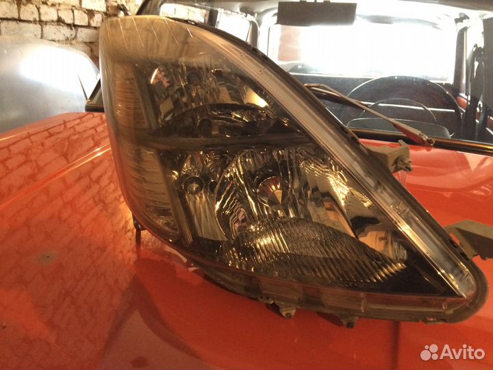 Фара Toyota isis 44-61
