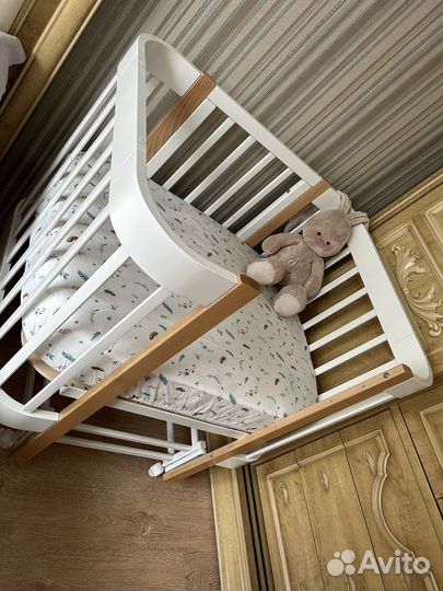 Детская кроватка с маятником