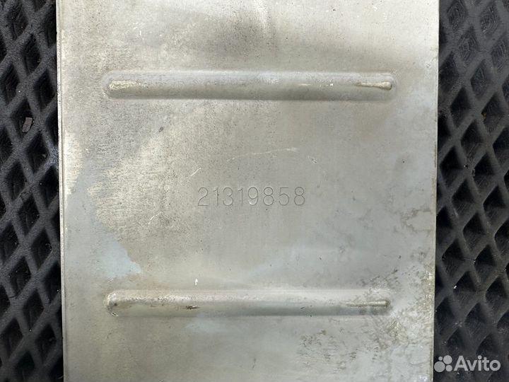 21319858 Крышка масляного радиатора
